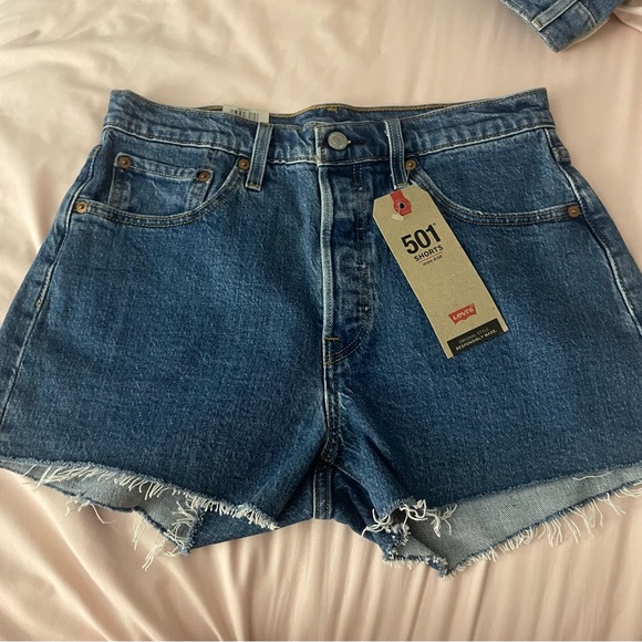 NWT levi's 501 original high waisted shorts. Size 28 - Picture 1 of 4